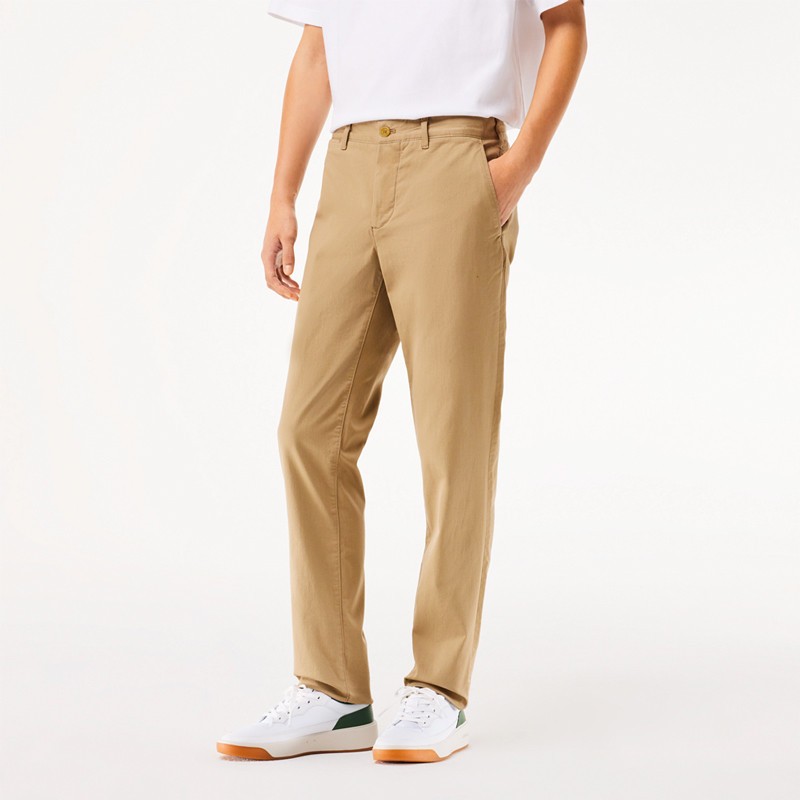 Pantalon Lacoste Chino Slim en Coton – Élégance Moderne et Confort