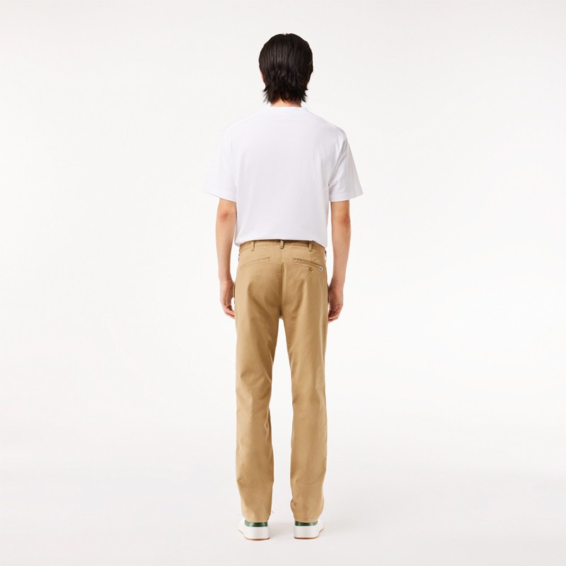 Pantalon Lacoste Chino Slim en Coton – Élégance Moderne et Confort