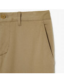 Pantalon Lacoste Chino Slim en Coton – Élégance Moderne et Confort