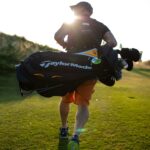 Porter un sac de golf