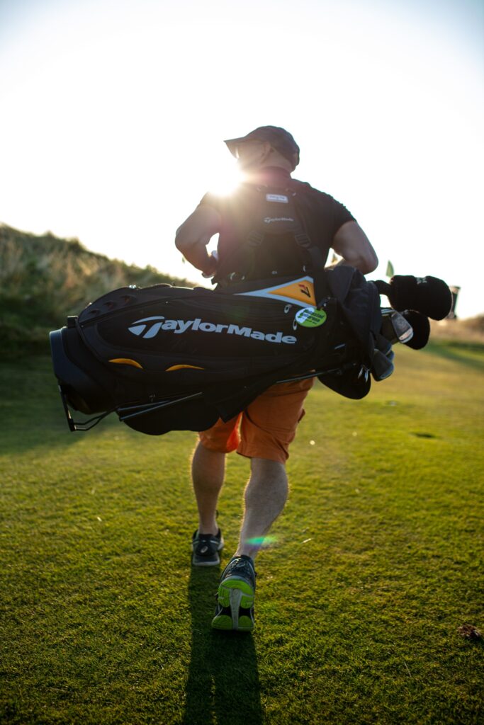 Porter un sac de golf