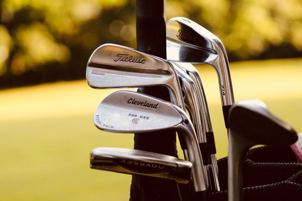 Quels sont les clubs à mettre dans son sac de golf en fonction de son niveau de jeu et de ses préférences ?