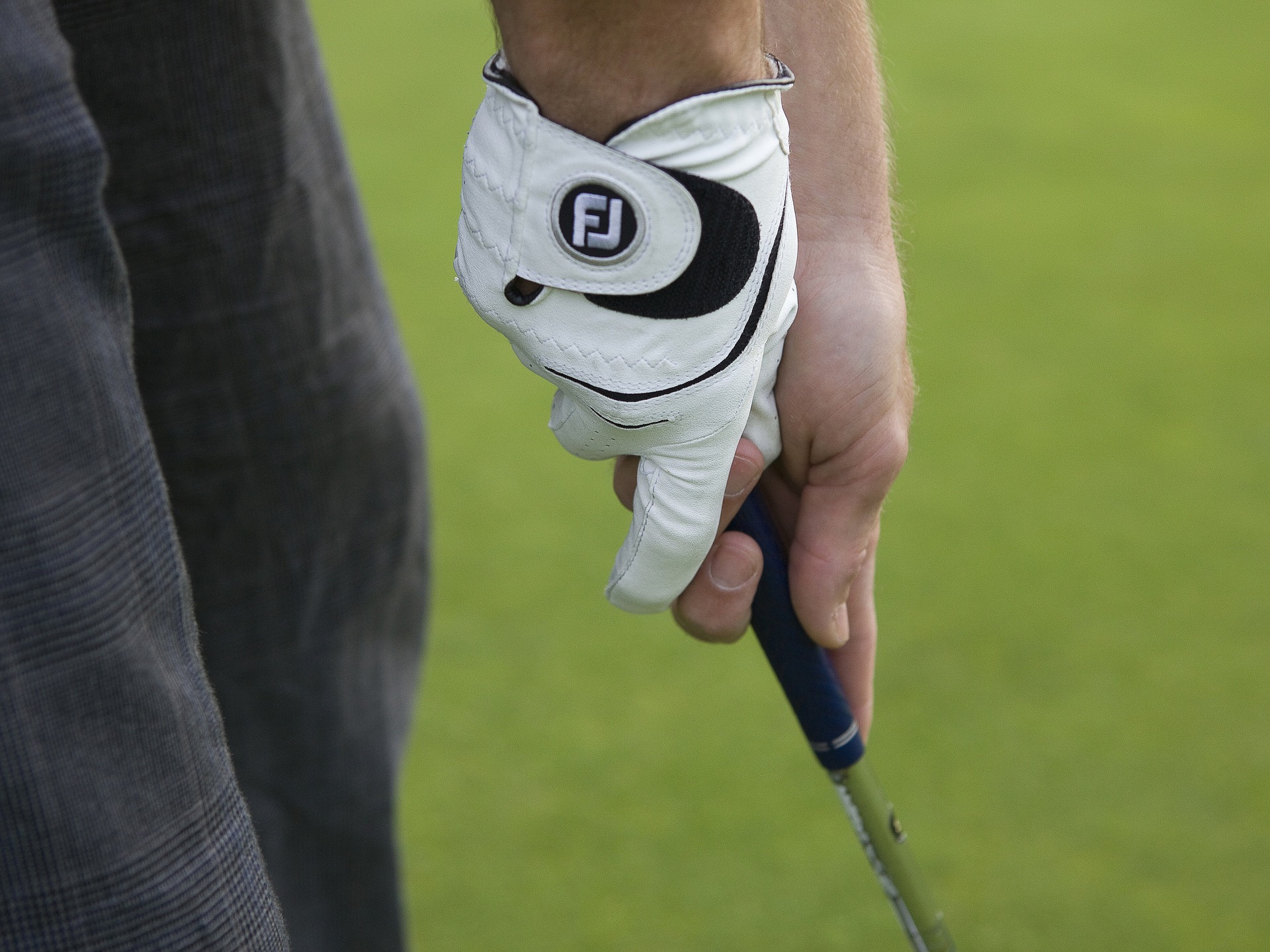 Pourquoi les golfeurs ne portent qu’un gant de golf ?