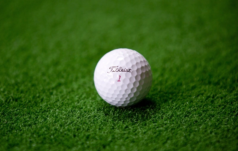 Balle_de_golf_Titleist_la_route_du_golf
